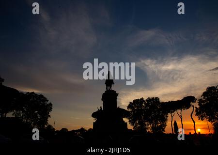 Roma, Italia. 18th luglio 2022. Vista del tramonto sulla terrazza del Gianicolo di Roma (Foto di Matteo Nardone/Pacific Press) Credit: Pacific Press Media Production Corp./Alamy Live News Foto Stock