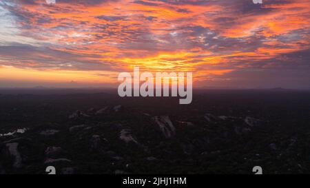 Tramonto colorato nei tropici. Sri Lanka. Foto Stock