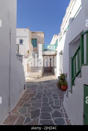 Vicolo tradizionale nel villaggio di Chora, isola di Folegandros, Cicladi, Grecia. Foto Stock