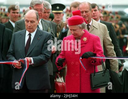 File photo datato 06/05/94 della regina Elisabetta II e del presidente francese Francois Mitterrand tagliando il nastro per aprire ufficialmente il tunnel della Manica. Un diplomatico britannico ha sollevato preoccupazioni circa la misura segreta della malsalute di Mitterrand, un decennio prima che la prognosi terminale del statista in difficoltà fosse resa pubblica. Sir Reginald Hibbert, l'uomo del governo britannico a Parigi, ha valutato i colleghi di Whitehall nel dicembre 1981 con "parlare della salute del presidente che mi sembrava portare una certa convinzione”. Data di emissione: Martedì 19 luglio 2022. Foto Stock