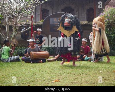 Balli tradizionali balinesi suonati da bambini balinesi nel villaggio di Palipuran Foto Stock