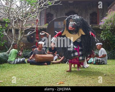 Balli tradizionali balinesi suonati da bambini balinesi nel villaggio di Palipuran Foto Stock