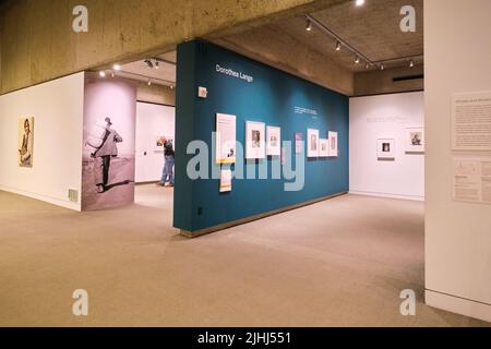 Una mostra delle fotografie di Dorthea Lange sulla polvere ciotola, depressione, FSA lavoro. All'Oakland Museum of Art di Oakland, California. Foto Stock