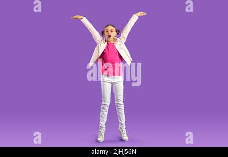 Ragazza teen overjoyed mostra altezza Foto Stock