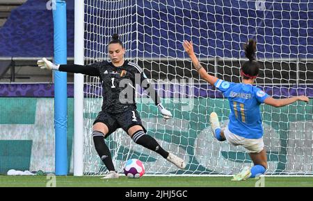 Il portiere belga Nicky Evrard e Barbara Bonansea in Italia hanno illustrato in azione durante una partita tra la squadra nazionale belga di calcio femminile The Red Flames e l'Italia, a Manchester, Inghilterra lunedì 18 luglio 2022, terza e ultima partita del gruppo D al torneo femminile Euro 2022. Il Campionato europeo di calcio femminile UEFA 2022 si svolgerà dal 6 al 31 luglio. BELGA FOTO DAVID CATRY Foto Stock