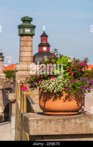 Decorazione floreale su un ponte in una città Foto Stock