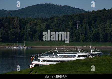 Waldeck, Germania. 19th luglio 2022. Due navi passeggeri sono ormeggiate sulla riva del lago Edersee nel nord dell'Assia. Il terzo serbatoio più grande della Germania è pieno al 46%. Credit: Swen Pförtner/dpa/Alamy Live News Foto Stock