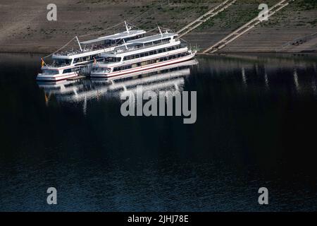 Waldeck, Germania. 19th luglio 2022. Due navi passeggeri sono ormeggiate sulla riva del lago Edersee nel nord dell'Assia. Il terzo serbatoio più grande della Germania è pieno al 46%. Credit: Swen Pförtner/dpa/Alamy Live News Foto Stock