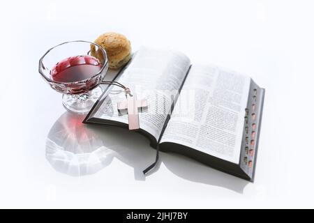 Chiesa comunione pane e vino, Croce e Bibbia Foto Stock
