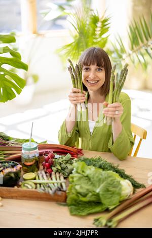 Donna con ingredienti alimentari freschi e sani all'interno Foto Stock