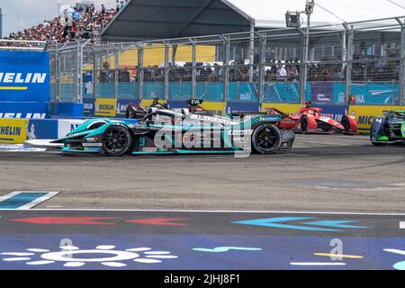 New York, Stati Uniti. 17th luglio 2022. Mitch Evans (auto n. 9) di Jaguar Racing guida durante il Campionato ABB FIA Formula e, New York City e-Prix Season 8 Round 12, nel quartiere di Brooklyn di New York. (Foto di Ron Adar/SOPA Images/Sipa USA) Credit: Sipa USA/Alamy Live News Foto Stock