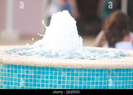Schizzi di fontana di acqua in una giornata di sole Foto Stock