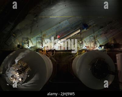 Un'alta vista aerea sopra i grandi serbatoi di gas liquido, in una struttura, di notte. Raffigurato come un camion e una cisterna di trasporto è in fase di riempimento. Foto Stock