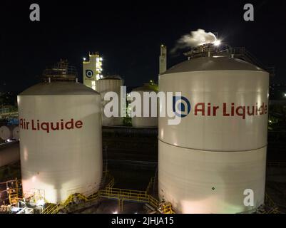 Vista aerea dei serbatoi di stoccaggio Air liquide, gas e servizi industriali globali. Il logo Air liquide è visibile sulla parte anteriore dei serbatoi. Foto Stock