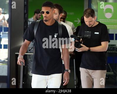 Dortmund, Germania. 23rd giugno 2022. Sebastien Haller arriva all'aeroporto di Dortmund. Borussia Dortmund è in shock. La notizia notturna di lunedì sulla grave malattia del nuovo arrivato Sebastien Haller ha causato una profonda costernazione tra tutti i soggetti coinvolti. A poche ore dalla sessione di allenamento mattutina, durante la quale i 28 anni della Costa d'Avorio internazionale si erano lamentati di malessere, gli esperti medici hanno diagnosticato un tumore nel testicolo. Credit: Forian Groeger/Ruhr Nachrichten/dpa/Alamy Live News Foto Stock