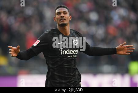 FILED - 19 January 2019, Hessen, Frankfurt/Main: Calcio: Bundesliga, Eintracht Frankfurt - SC Freiburg, Matchday 18 presso la Commerzbank Arena. Sebastien Haller, poi con Eintracht Frankfurt, si acclama dopo il suo gol per le 1:0. La notizia notturna di lunedì sulla grave malattia del nuovo arrivato Sebastien Haller ha causato una profonda costernazione tra tutti gli interessati. A poche ore dalla sessione di allenamento mattutina, durante la quale i 28 anni della Costa d'Avorio internazionale si erano lamentati di malessere, i medici hanno diagnosticato un tumore nel testicolo. Foto: Arne Dedert/dpa Foto Stock