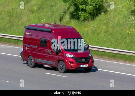 2017 (17) Red FIAT HYMER 35 C/C MultiJet II 2287cc Diesel Motorhome; viaggiando sull'autostrada M6, Manchester, Regno Unito Foto Stock