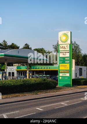 Stazione di benzina BP con cartello di alto prezzo del carburante nel Regno Unito Foto Stock