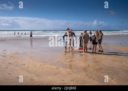 I villeggianti si trovano a Fistral Beach a Newquay, in Cornovaglia, in Inghilterra, nel Regno Unito. Foto Stock