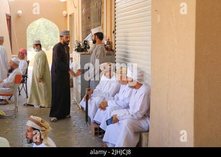 18 2022 marzo - Nizwa, Oman: Caccia fucili e coltelli in mostra al mercato della pistola del venerdì Foto Stock