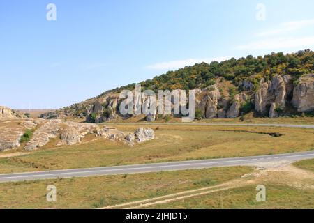 Un paesaggio di montagna con alcune delle più antiche formazioni rocciose calcaree d'Europa, nelle gole di Dobrogea (Cheile Dobrogei), in Romania Foto Stock