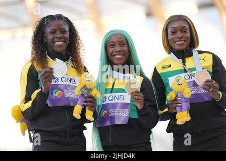 Eugene, Stati Uniti. 18th luglio 2022. La medaglia d'oro Shelly-Ann Fraser-Pryce della Giamaica (C) si presenta con i suoi connazionali la medaglia d'argento Shericka Jackson (L) e la medaglia di bronzo Elaine Thompson-Herah durante la cerimonia di premiazione delle donne del 100m ai Campionati mondiali di atletica Oregon22 ad Eugene, Oregon, Stati Uniti, il 18 luglio 2022. Credit: Wang Ying/Xinhua/Alamy Live News Foto Stock