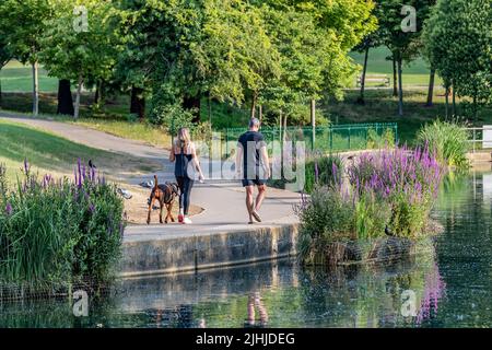 Northampton 19th luglio 2022. Prevedi di essere il giorno più caldo mai registrato, così le persone sono fuori presto a piedi i loro cani in Abington Park, mentre è un po 'più fresco prima che il calore della giornata diventa intenso. Credit: Keith J Smith./Alamy Live News. Foto Stock