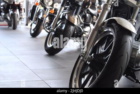 Moto classiche nel negozio di moto e accessori Foto Stock