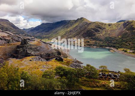 Cava di ardesia Dinorwica disutilizzata e riserva di Llyn Peris nel Passo Llanberis nel Parco Nazionale di Snowdonia. Dinorwig, Llanberis, Gwynedd, Galles del Nord, Regno Unito Foto Stock