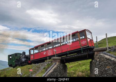 Treno a vapore Padarn storico che spinge in salita sulla Snowdon Railway nelle montagne del Parco Nazionale di Snowdonia. Llanberis, Gwynedd, Galles del Nord, Regno Unito, Gran Bretagna Foto Stock