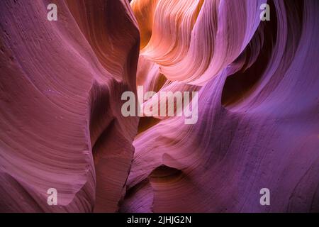 Sfumature viola sulle pareti del Lower Antelope Canyon, Arizona, Stati Uniti. Foto Stock