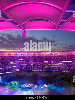 Fullhouse di tifosi e tifosi all'Optus Stadium alle luci notturne 2021 AFL Grand Final Perth Western Australia. Foto Stock