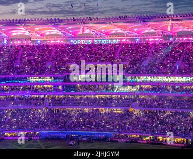 Fullhouse di tifosi e tifosi all'Optus Stadium alle luci notturne 2021 AFL Grand Final Perth Western Australia. Foto Stock