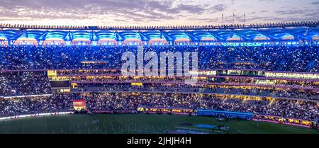 Fullhouse di tifosi e tifosi all'Optus Stadium alle luci notturne 2021 AFL Grand Final Perth Western Australia. Foto Stock