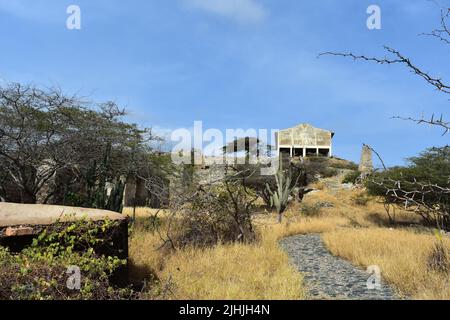 Antiche rovine di pietra del Mulino d'Oro Balashi in arido Aruba secco. Foto Stock