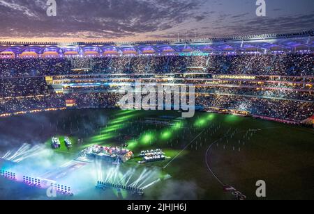 Fullhouse di tifosi e tifosi all'Optus Stadium alle luci notturne 2021 AFL Grand Final Perth Western Australia. Foto Stock