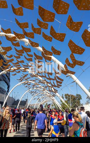 Gli appassionati di football fuori dall'Optus Stadium per la finale AFL 2021 di Burswood Perth Western Australia. Foto Stock