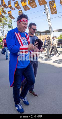 I fan dei Western Bulldogs fuori dall'Optus Stadium presso la 2021 AFL Grand Final Burswood Perth Western Australia. Foto Stock