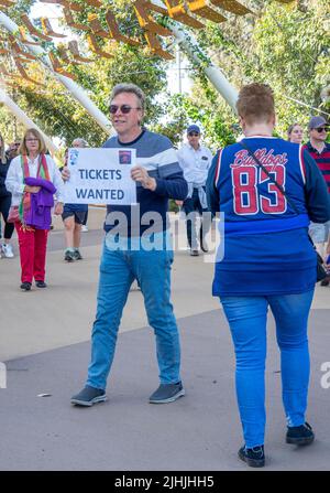 Tifoso al di fuori dello Stadio Optus con cartello che vuole acquistare i biglietti per la finale AFL 2021 Grand Burswood Perth Western Australia. Foto Stock