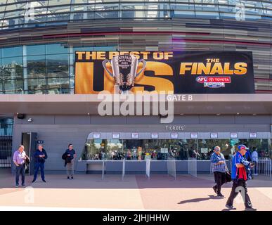 Gli appassionati di football di fronte alla biglietteria fuori dall'Optus Stadium per la finale AFL 2021 di Burswood Perth Western Australia. Foto Stock