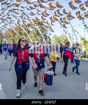 Tifosi del Melbourne Football Club fuori dall'Optus Stadium per la finale AFL 2021 di Burswood Perth Western Australia. Foto Stock