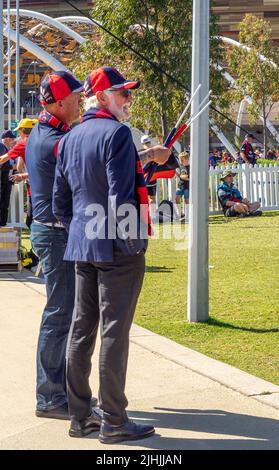 I tifosi del Melbourne Football Club fuori dall'Optus Stadium presso la 2021 AFL Grand Final Burswood Perth Western Australia. Foto Stock