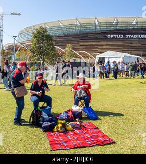 I tifosi del Melbourne Football Club fuori dall'Optus Stadium presso la 2021 AFL Grand Final Burswood Perth Western Australia. Foto Stock