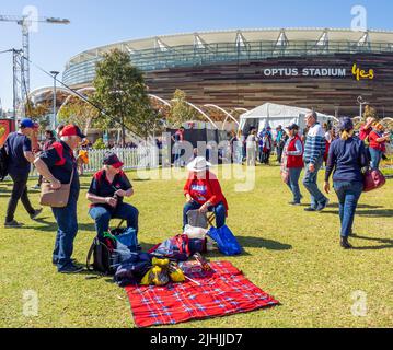 I tifosi del Melbourne Football Club fuori dall'Optus Stadium presso la 2021 AFL Grand Final Burswood Perth Western Australia. Foto Stock