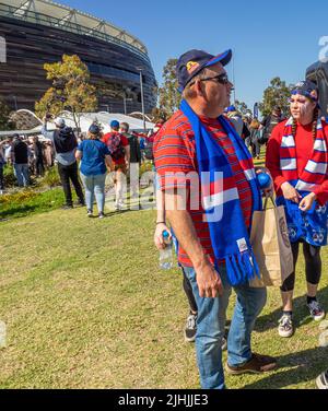 I fan dei Western Bulldogs fuori dall'Optus Stadium presso la 2021 AFL Grand Final Burswood Perth Western Australia. Foto Stock