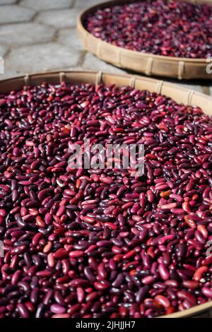 Primo piano semi di fagiolo rosso in un contenitore di bambù Foto Stock