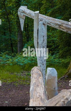 Yasasin di dello scultore rumeno Pomona Zipser. Parte del Sentiero delle sculture nella Foresta di Dean Foto Stock