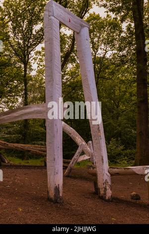 Yasasin di dello scultore rumeno Pomona Zipser. Parte del Sentiero delle sculture nella Foresta di Dean Foto Stock