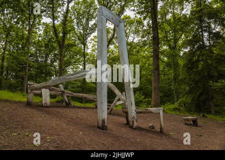 Yasasin di dello scultore rumeno Pomona Zipser. Parte del Sentiero delle sculture nella Foresta di Dean Foto Stock