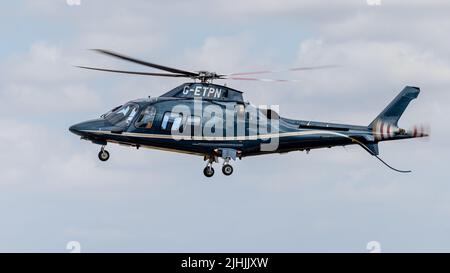 AgustaWestland AW109S Grand ‘G-ETPN’ arrivo a RAF Fairford il 14th luglio 2022 Foto Stock